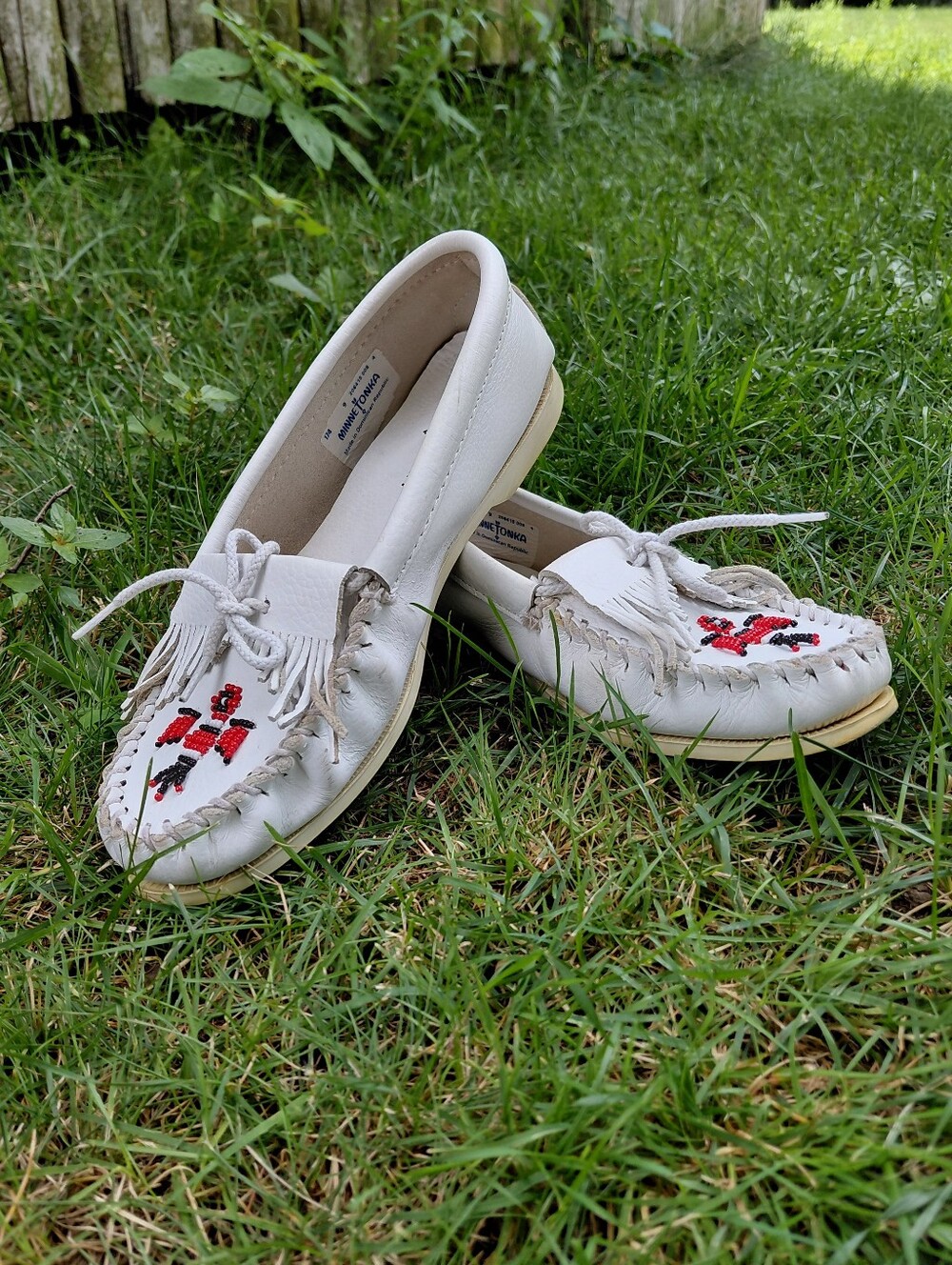 Minnetonka Thunderbird Animikii Moccasin beaded white leather shoes Womens 9